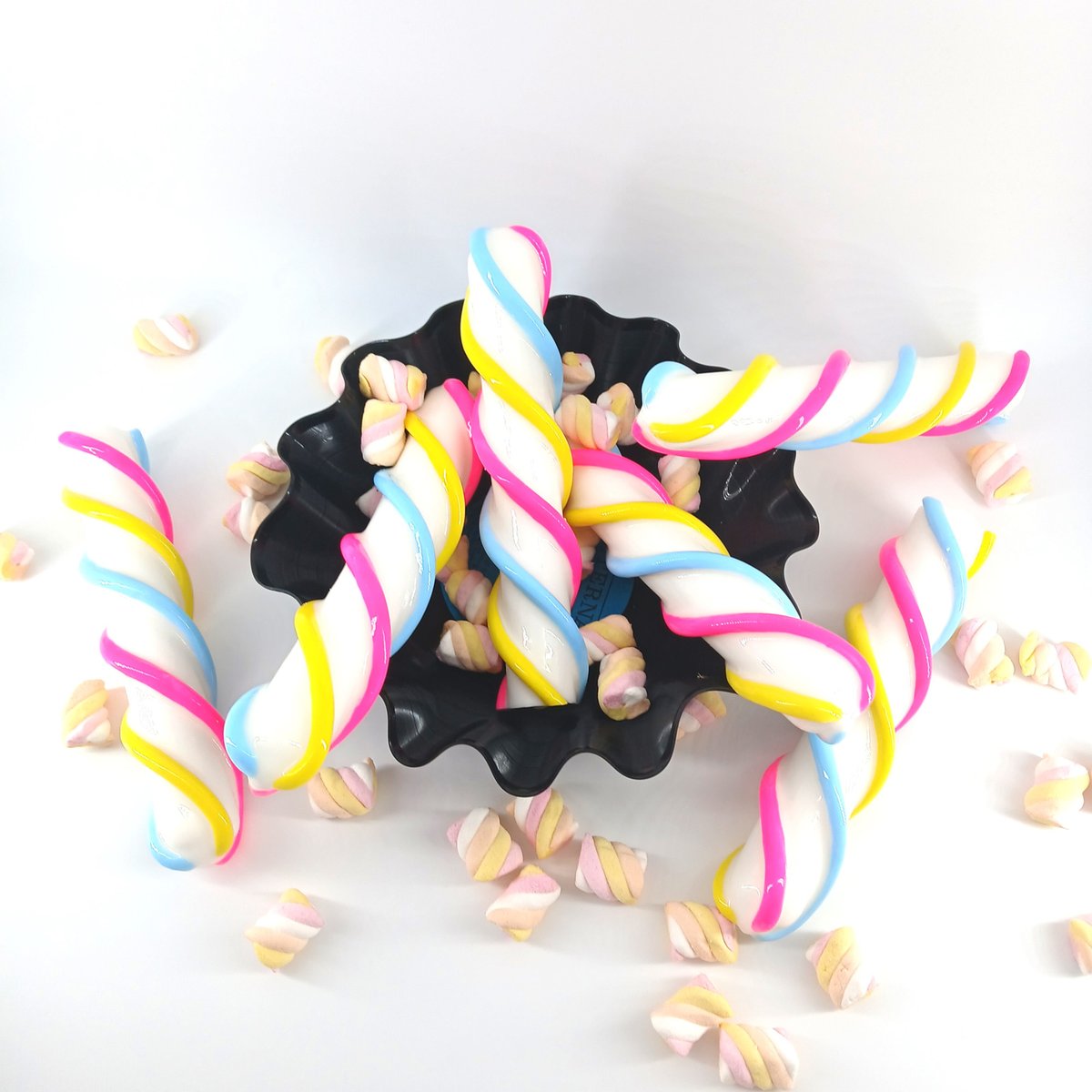 _SelfDelve_'s tweet image. Like every year, November 4th is declared "Candy Day" in the USA to sell even more treats. I assume that's all they're talking about today... 😂

I'm jumping on this bandwagon and showing you some of our silicone #sweets. Enjoy!

#candyday #sweetsformysweet