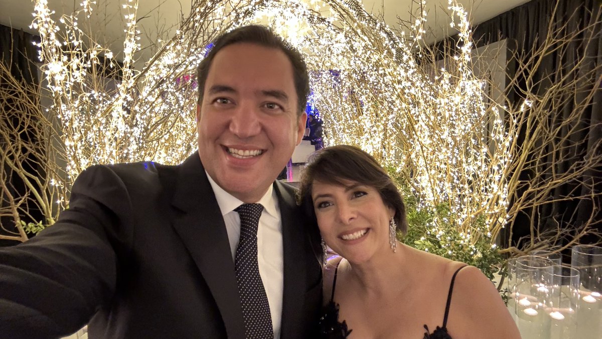 ¡Hoy celebramos tu cumpleaños! 

Marcela, gracias por ser el corazón de nuestra familia, por tu amor y apoyo incondicional. 

Feliz cumpleaños, te amo 🥳