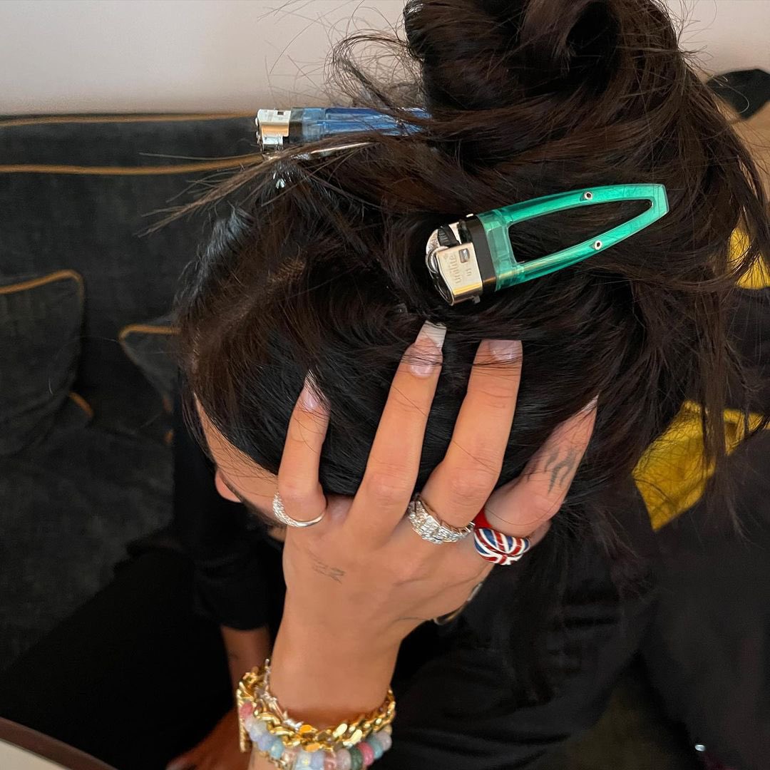 saintdemie's tweet photo. dua lipa’s lighter hairclip by corrina goutos ₊˚⊹ ࿔ https://t.co/exZtxzGut8