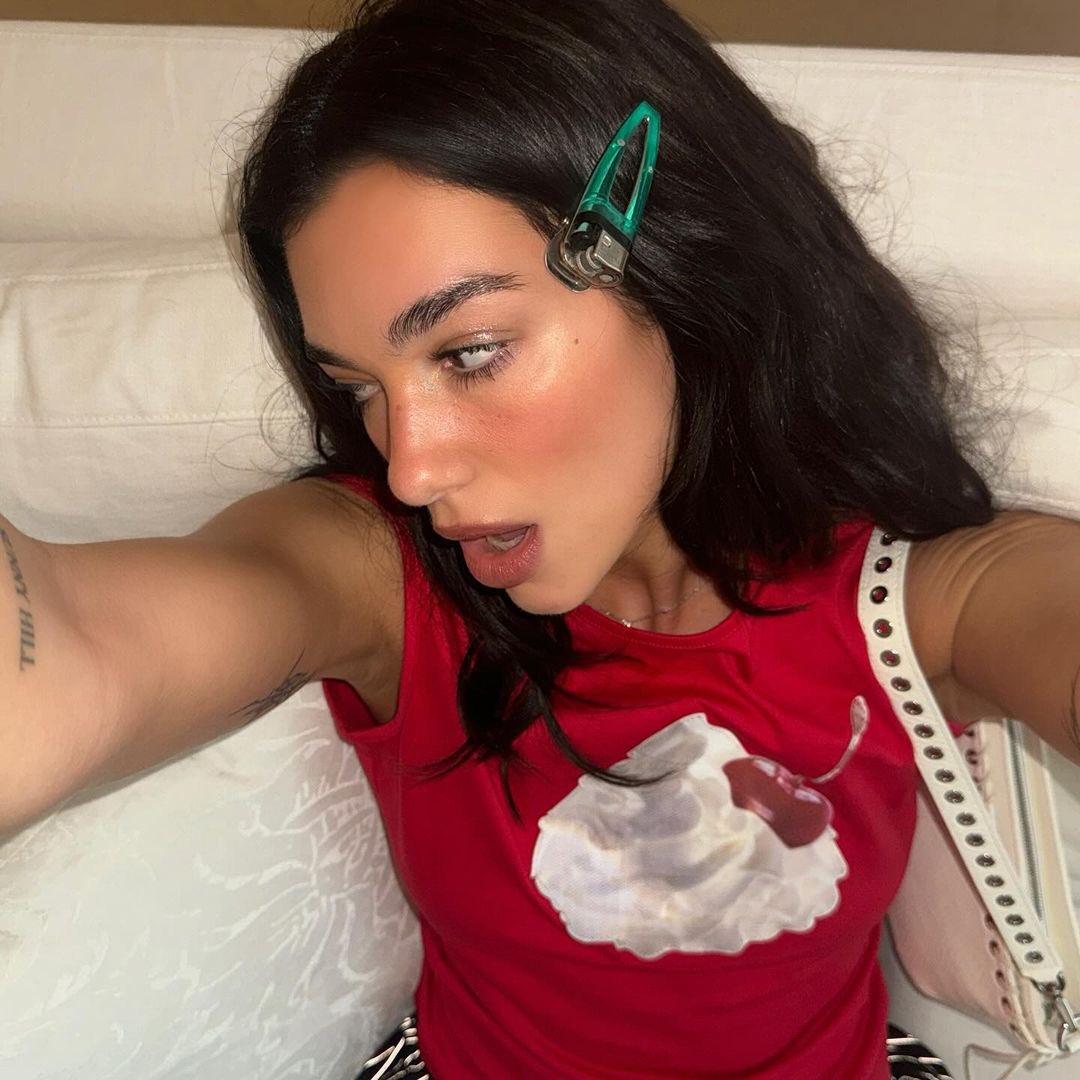 saintdemie's tweet photo. dua lipa’s lighter hairclip by corrina goutos ₊˚⊹ ࿔ https://t.co/exZtxzGut8