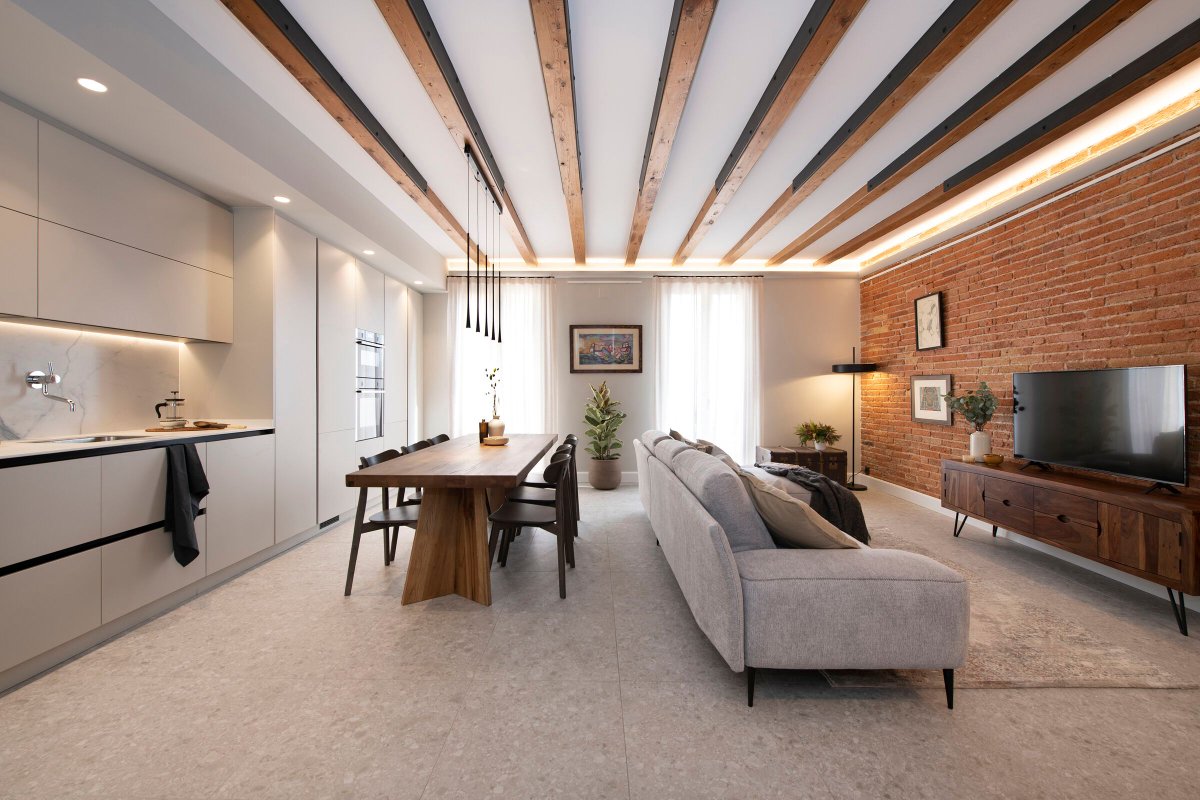 Archello's tweet image. In this Barcelona apartment, @bysincro preserved original Eixample features—high ceilings, exposed beams, and historic brickwork—while modernizing the layout for family living. 
buff.ly/3UDJCY9

#ModernHeritage #EixampleCharm #InteriorPreservation