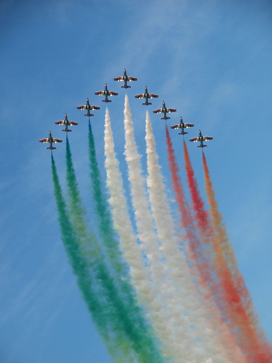 Oggi #4novembre l’emozionante passaggio delle #FrecceTricolori sull’Altare della Patria, rende omaggio ai Caduti nella “Giornata dell’ #UnitàNazionale e delle #ForzeArmate ”