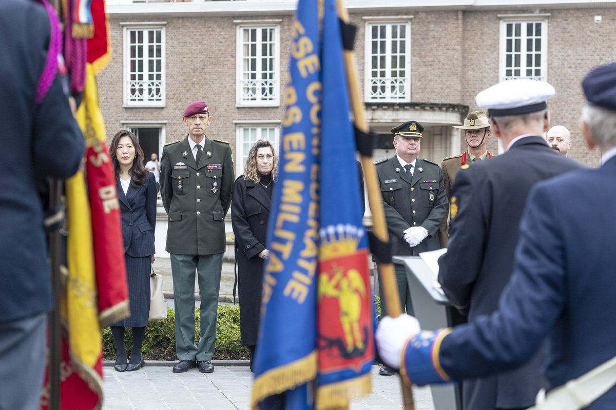 Du 29 au 31 octobre, la Belgique a accueilli le Lieutenant-général Derek Macaulay, commandant du Commandement des Nations unies en Corée . Une cérémonie commémorative a rendu hommage aux sacrifices des militaires belges durant la guerre de Corée beldefnews.mil.be/commemoration-…