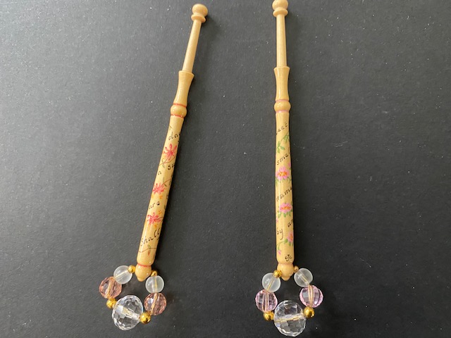 If you are interested, get in touch with <a href="/TheLaceGuild/">The Lace Guild</a> #NNFN2024 <a href="/FCBGNews/">FCBG</a> Of course, one hobby leads to another… Although you can use plain bobbins to make lace, there are many gorgeous ones to collect!