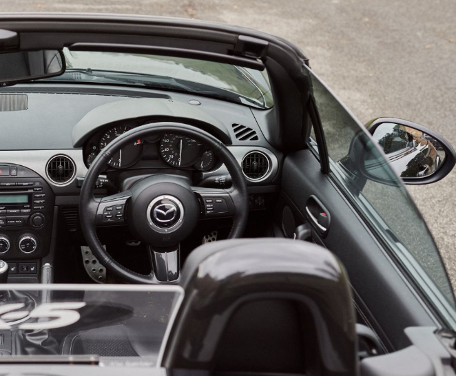 GilAutomocion's tweet photo. Nos ponemos románticos para comenzar la semana porque os recordamos que el #Mazda #MX5, que este año celebra su 35º aniversario, se ha convertido en el roadster biplaza más querido del mundo.  ✨🚗

#FelizLunes #aniversario #GilAutomoción #Alcalá #torrejón #coches https://t.co/gaWajdjL4k