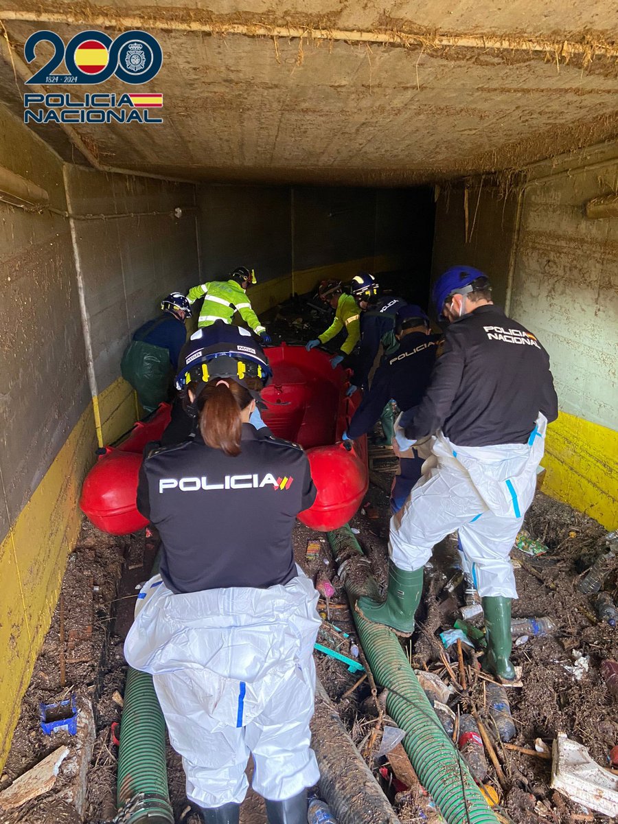 policia's tweet photo. Especialistas en #PolicíaCientífica han accedido esta mañana junto a la @UMEgob al interior del parking del centro comercial Bonaire de #Aldaia https://t.co/2hIGetRrCd