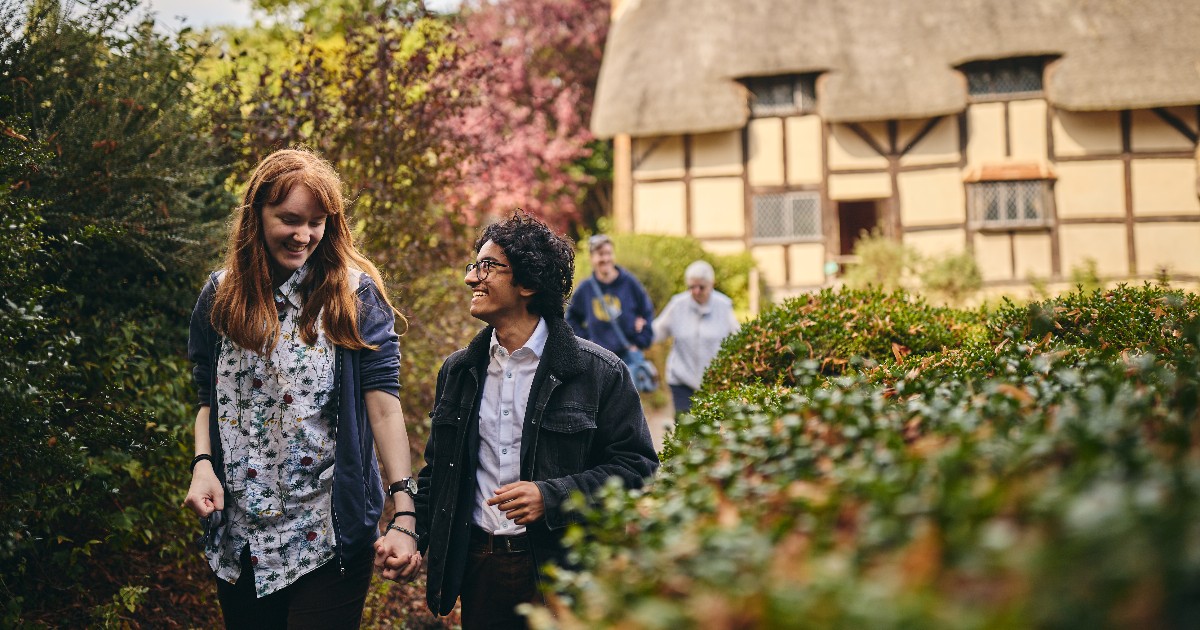 ShakespeareBT's tweet image. 📣🏡 In celebration of Anne Hathaway’s Cottage staying open all year, we're offering visitors 2 for 1 on all single house tickets bought online.

Book now using code SBT2FOR1NOV2024 👉 bit.ly/4hyNaVp

#2for1 #shakespearebirthplacetrust