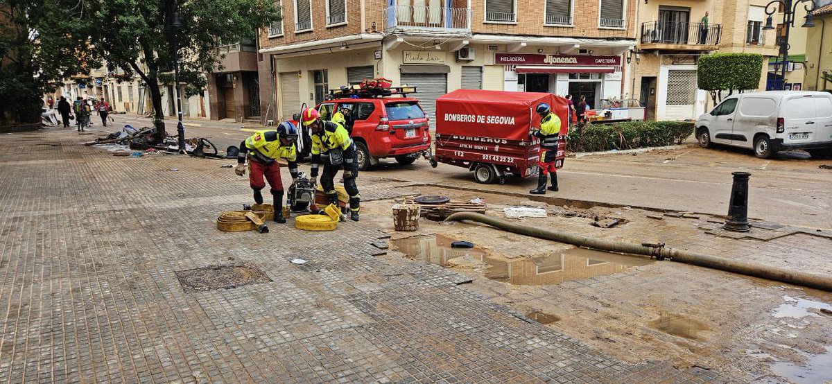 segovia_es's tweet photo. ✅ Los bomberos de Segovia continúan trabajando y colaborando en Valencia, en concreto en el municipio de Aldaya. 
🚒 El ayuntamiento de Segovia mantendrá presencia constante de bomberos para colaborar en la búsqueda y ayuda a los ciudadanos y la limpieza de calles y edificios. https://t.co/rZPkyKBp6s