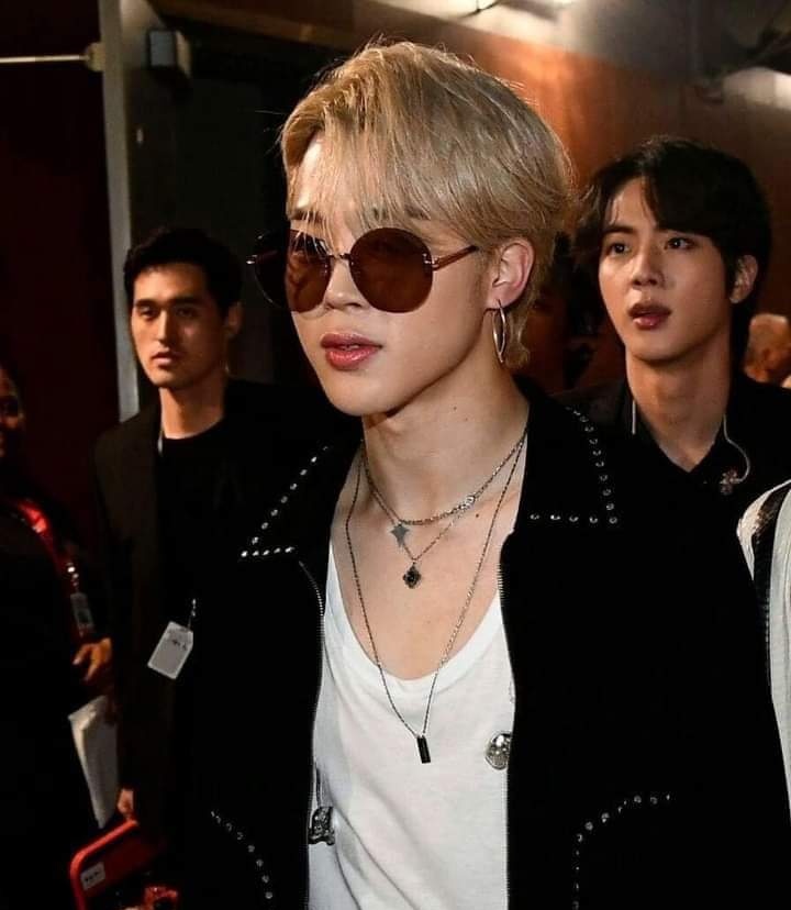 JIMIN JIMIN 
I vote #jimin on Fans Choice Male Category for #2024MAMAVOTE