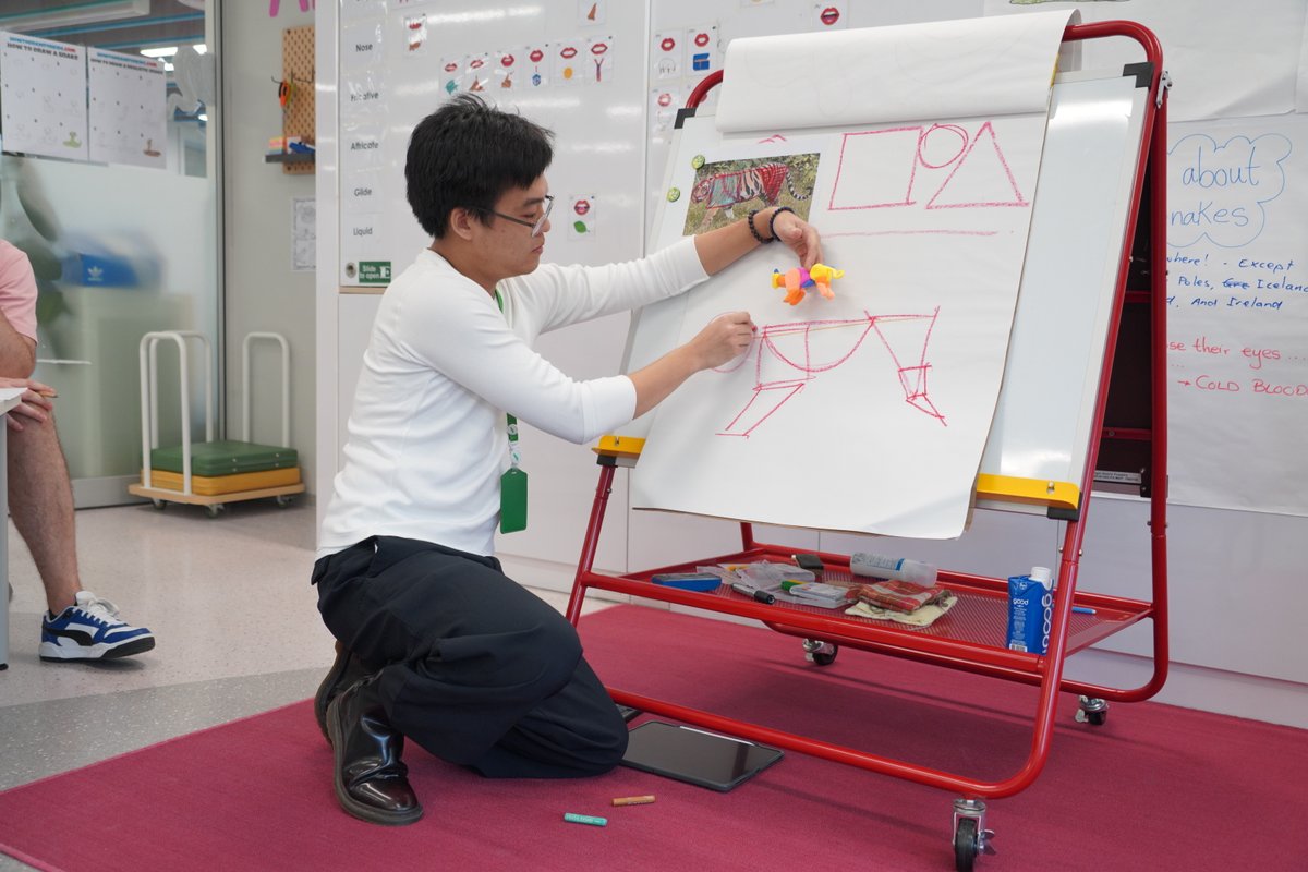 versoschool's tweet photo. Our EY4-5 class welcomed Klint's uncle, who demonstrated how basic shapes can be transformed into various animals and characters. The learners enthusiastically created their own drawings of tigers, butterflies, chickens, and Pikachu! https://t.co/caeqCk9gWs