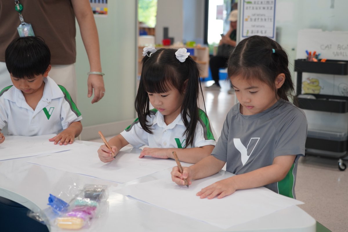 Our EY4-5 class welcomed Klint's uncle, who demonstrated how basic shapes can be transformed into various animals and characters. The learners enthusiastically created their own drawings of tigers, butterflies, chickens, and Pikachu!