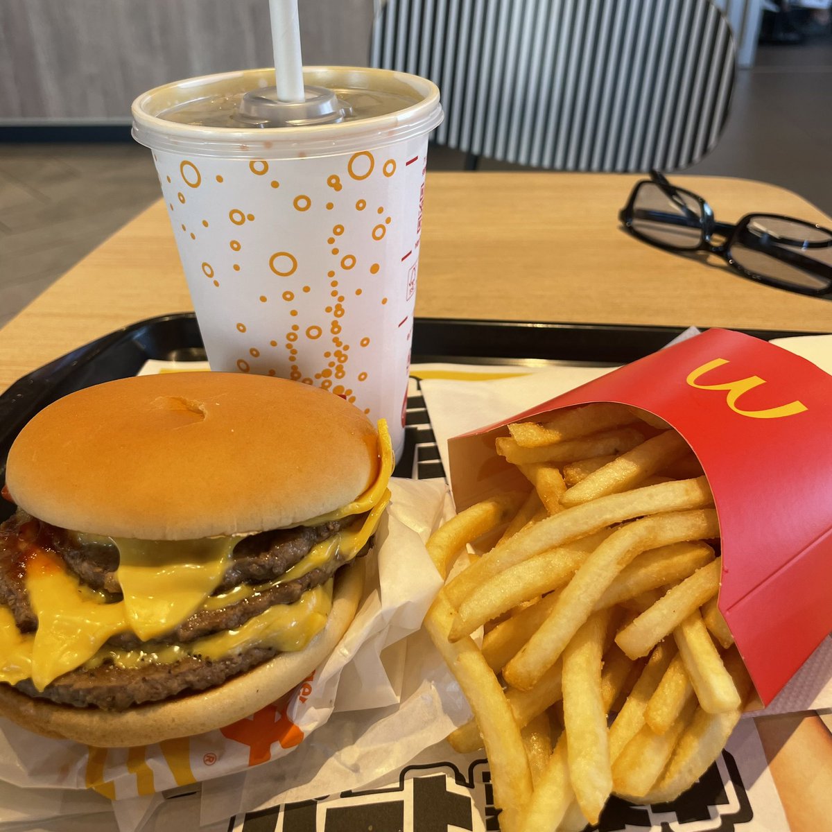 take_1102_'s tweet photo. 昨日は３食 マクドナルドでした笑笑

#マクドナルド https://t.co/dC7TYay7Oo