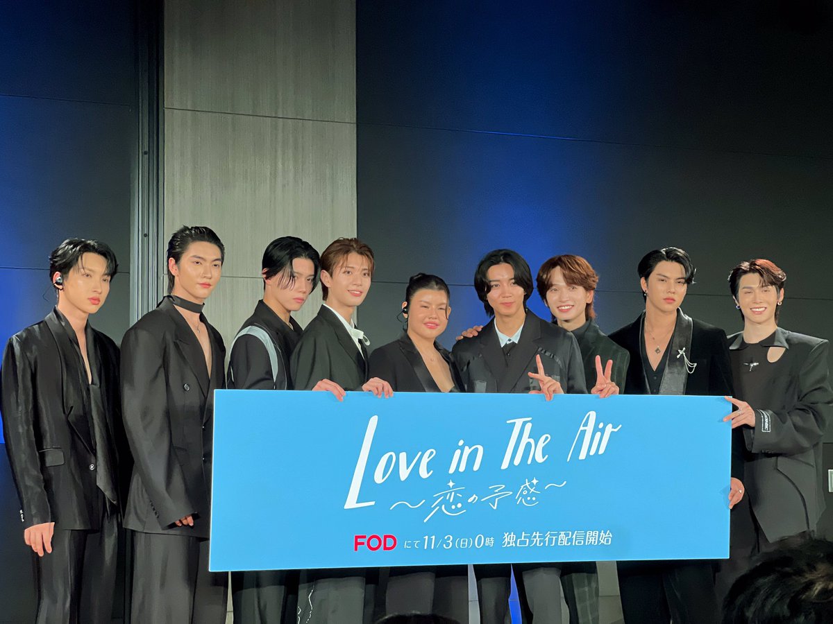 WEED_ENT's tweet photo. Me Mind Y บินลัดฟ้าสู่กรุงโตเกียว ประเทศญี่ปุ่น ร่วมงานเปิดตัวซีรีส์ Love in The Air (Japanese Version)

#loveintheairkoi #บรรยากาศรัก #LoveinTheAir
#MeMindY #MagicCubeTH

​บริษัท มี มายด์ วาย จำกัด นำโดย “เมย์-อรวรรณ วิชญวรรณกุล” ขนทีมนักแสดงในสังกัด “บอส ชัยกมล - โนอึล ณัฐรัชต์ -  ฟอร์ด ฐิติพงศ์ -  พีท วสุธร” บินตรงสู่ประเทศญี่ปุ่นเพื่อเข้าร่วมงานแถลงข่าว “Love in the Air - A Premonition of Love -” Completion Commemorative Screening Event” จัดขึ้น ณ Bellesalle Haneda Airport กรุงโตเกียว ประเทศญี่ปุ่น และงานนี้ถือเป็นงานเปิดตัวซีรีส์ญี่ปุ่นเรื่อง “Love in the Air-Koi no Yokan” ผลิตโดยบริษัท RE:STA Entertainment และร่วมวางแผนการผลิตโดย Me Mind Y co., Ltd. และ  Magic Cube Entertainment Co., Ltd อย่างเป็นทางการ โดยในงานมีนักแสดงนำในเรื่องของเวอร์ชั่นญี่ปุ่นร่วมงานด้วย อาทิ นักแสดงหนุ่มหล่อขวัญใจสาวๆ โชมะ นากุโมะ รับบท อาราชิ ฮายาเสะ (พายุ) ร่วมด้วย ทะคุโตะ ฮามายะ รับบท เรย์ อาเมมิยะ (เรน) , อาซาฮิ ซูซูกิ รับบท ฟูมะ คาวาอิ (พระพาย) และ เรโอ นากะสึมะ รับบท ไค โซราโนะ (สกาย) ซึ่งได้รับกระแสตอบรับอย่างล้นหลาม งานจัดขึ้นทั้งหมด 2 รอบ มีแฟน ๆ ชาวญี่ปุ่นเข้าร่วมครั้งนี้กว่า 2,000 คน
 
ซีรีส์ญี่ปุ่นเรื่อง  “Love in the Air-Koi no Yokan” ดัดแปลงมาจากซีรีส์วายเรื่องดังของไทยอย่าง  “บรรยากาศรัก เดอะซีรีส์” (Love in The Air) สร้างจากนิยายวายขายดี 2 เล่มของนักเขียนดัง “MAME” เริ่มออกอากาศในประเทศญี่ปุ่นไปแล้วเมื่อวันที่ 3 พฤศจิกายน 67 ที่ผ่านมา ทาง FOD และ  Gagaoolala โดยซีรีส์ติดอันดับ 1 ของ FOD FujiTV ตั้งแต่วันแรกที่ออกอากาศ
 
สามารถติดตามรายละเอียดต่างๆ เพิ่มเติมได้ทาง
Official HP :
https://t.co/cVviDsxiPr
Official X :
@LoveinTheAirKOI
Official Channel :
https://t.co/1qlb5gwdKQ