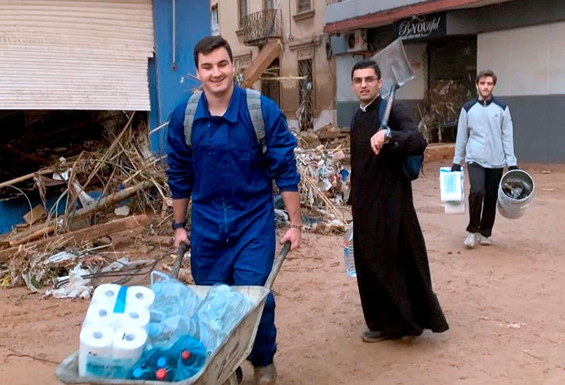 Dice un autor contemporáneo: «El que persevera con confianza recibirá infinitamente más que lo que se atreve a pedir o a esperar. No porque lo merezca, sino porque Dios lo ha prometido».

Apliquémoslo al caso de Valencia. Nuestra oraciones son más necesarias que nunca...

(sigue)