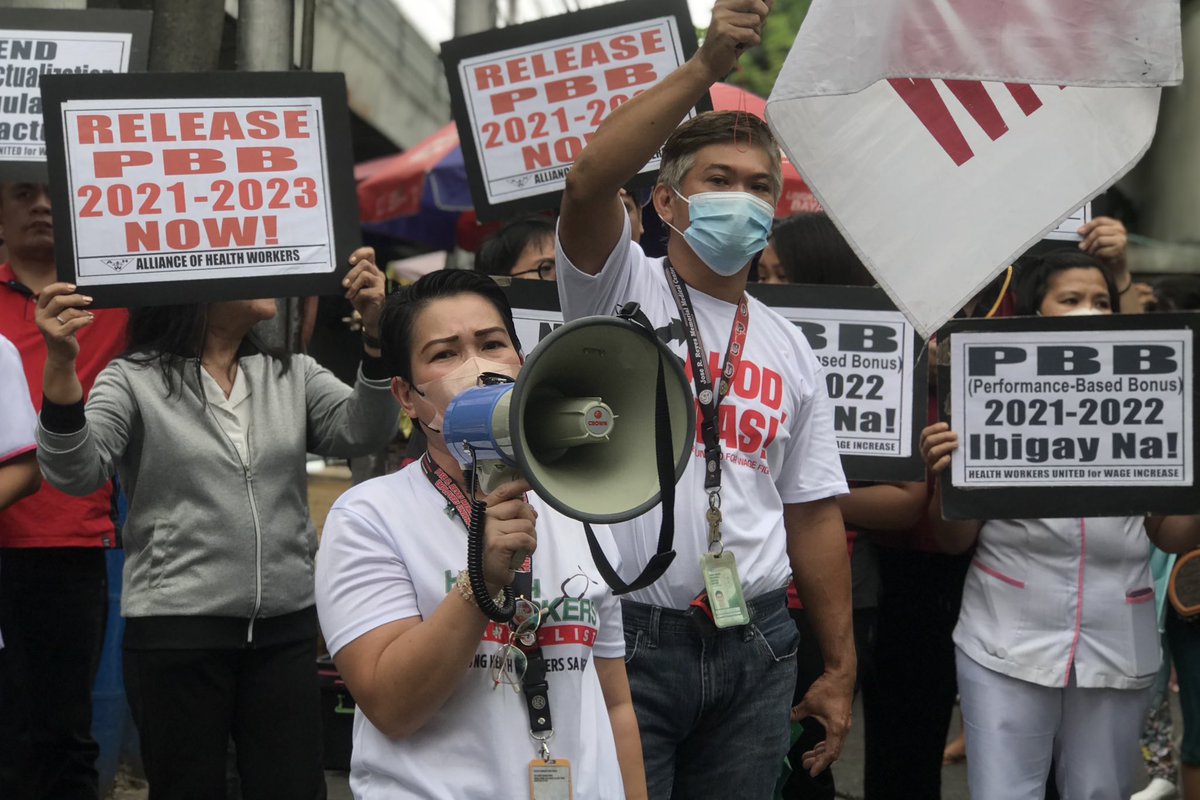 pinoyweekly's tweet photo. TINGNAN | Naglunsad ng “lunch break” protest ang mga healthcare worker sa Sta. Cruz, Maynila upang ipanawagan ang agarang pamamahagi ng performance-based bonus mula 2021 hanggang 2023 at igiit ang nakabubuhay na sahod. 📸Glen Dalumpines at Alexandra Manalo https://t.co/8s3dV8eABf