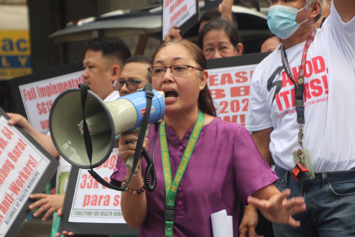 pinoyweekly's tweet photo. TINGNAN | Naglunsad ng “lunch break” protest ang mga healthcare worker sa Sta. Cruz, Maynila upang ipanawagan ang agarang pamamahagi ng performance-based bonus mula 2021 hanggang 2023 at igiit ang nakabubuhay na sahod. 📸Glen Dalumpines at Alexandra Manalo https://t.co/8s3dV8eABf