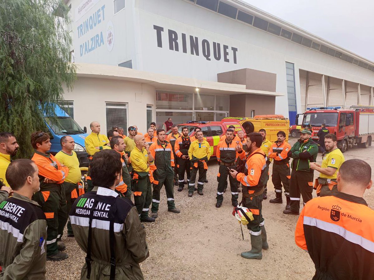 MurciaForestal's tweet photo. Las unidades desplegadas desde el sábado en #Algemesí han sido relevadas esta mañana por un nuevo equipo de agentes medioambientales @aamm_murcia, bomberos forestales @defensaforeMUR y técnico al mando. 

📸 Briefing de seguridad antes de incorporarse a la misión encomendada https://t.co/Pxjk7MgISG
