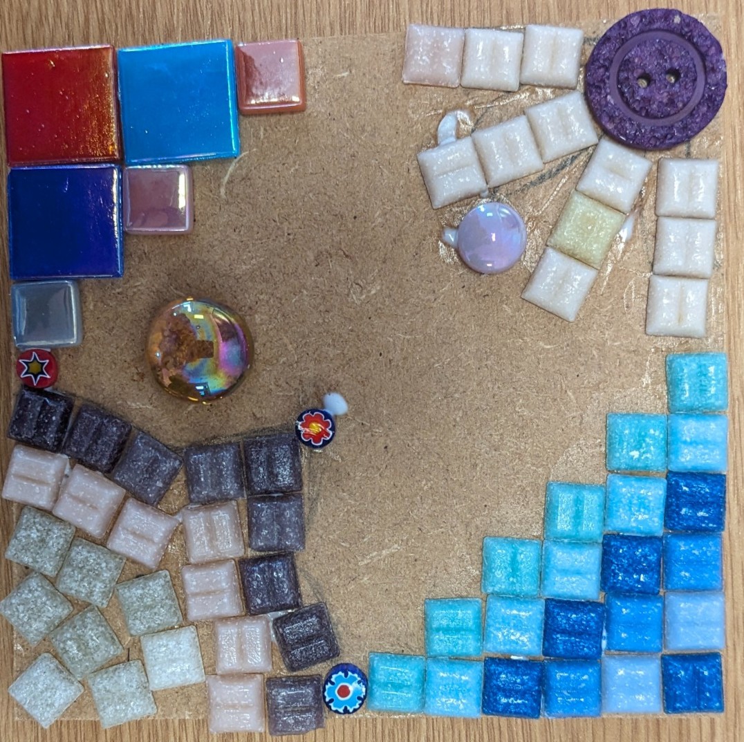 During our Coalville Library Outdoor Art workshops children and families have had the opportunity to get creative with a personal mosaic to take home... and they rose to the challenge!
Lots more photos here: cultureleicestershire.co.uk/projects/coalv…
#LetsCreate @LeicsLibraries