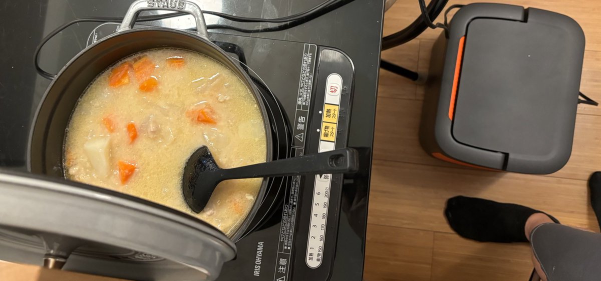 campdog5's tweet photo. Jackeryで、シチュー作って、さらに炊飯器で炊き込みご飯作ってるけど、ちゃんとできてる😋
災害用やキャンプで使うだけでなくて、家でも日常的に使えるかいろいろ試してみる🔍
アプリで残量とかも確認できるのは便利 https://t.co/kDtcd6SF8k