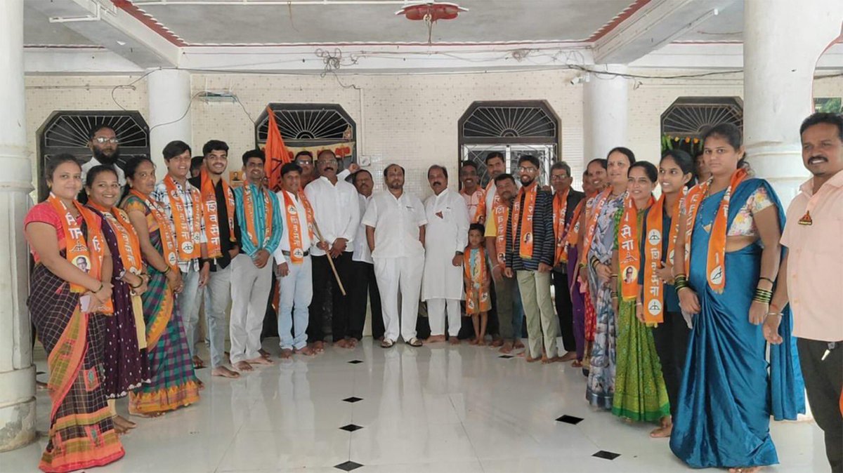 आज खेड तालुक्यातील चाकाळे येथील सहारा मैत्री ग्रुप, जगदीशनगर येथील ग्रामस्थ व महिला मंडळाने शिवसेना पक्षप्रमुख सन्मा. श्री. एकनाथजी शिंदे साहेब यांच्या नेतृत्वामध्ये तसेच माझ्या मार्गदर्शनामध्ये आणि श्री. योगेश कदम यांच्यामार्फत मतदारसंघामध्ये होत असलेल्या विकासकामांनी प्रेरित