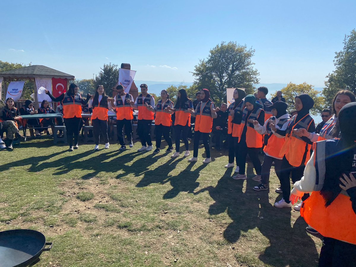 toguafamer's tweet photo. AFAD Gönüllüleri Etkinliğine üniversitemiz AYAY ve SSi öğrencileri katılmıştır. Programda sabah kahvaltısı, trekking, halat çekme yarışması düzenlenmiştir. Program sonunda Destek AFAD Gönüllüleri Kimlik Kartları Tokat Valisi Sayın Abdullah KÖKLÜ tarafından teslim edilmiştir. https://t.co/7gnMHRgsWl