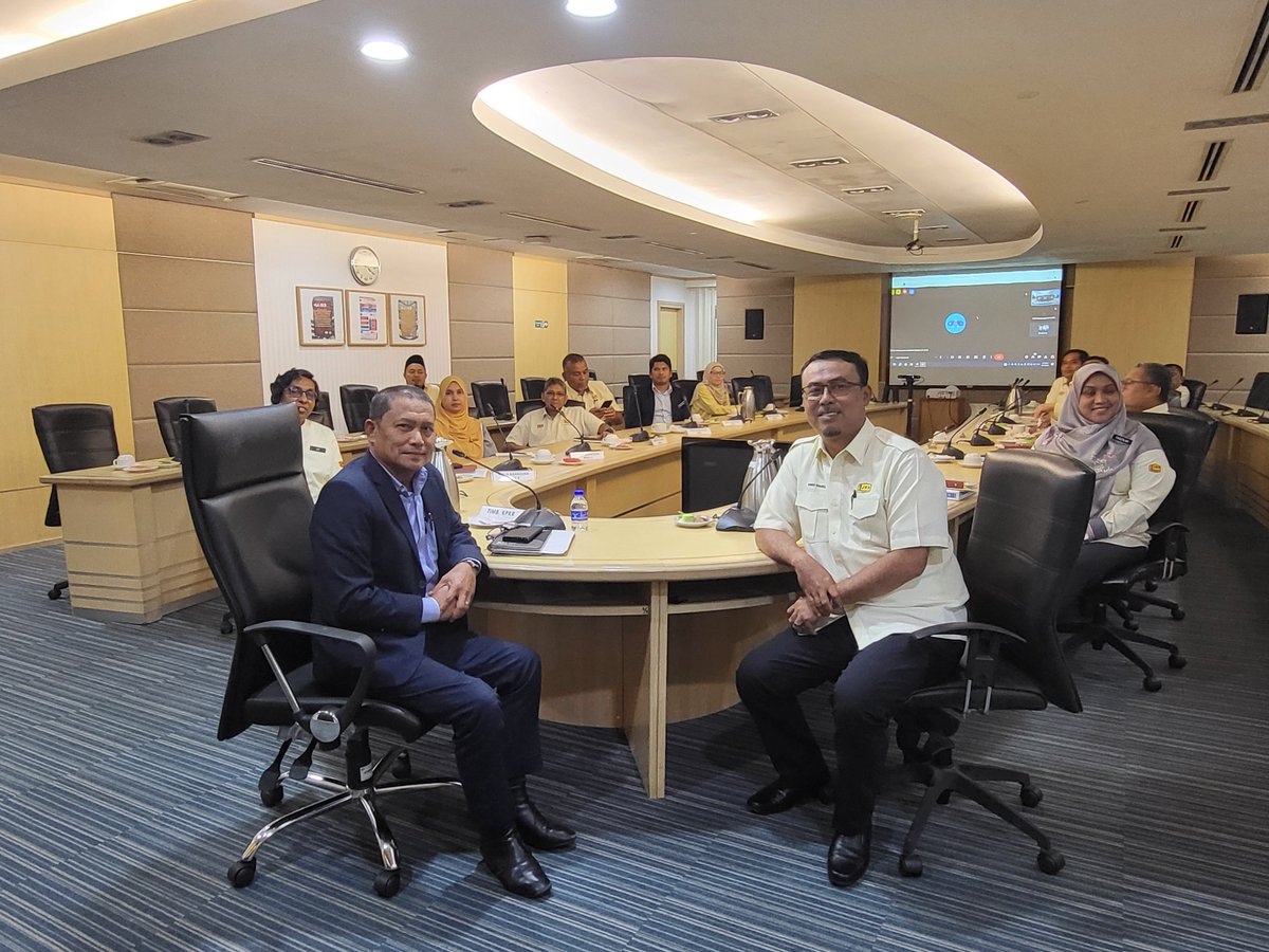 TkpkrBangunan's tweet photo. 4 Nov 2024 - Kunjungan Hormat dan Lawatan Kerja YBhg Dato' @IEsa2018, TKPKR (Sektor Bangunan) ke @csfbjkr Taklimat oleh Pengarah CSFB tentang operasi, bidang tugas dan beban tugas semasa CSFB sebagai satu cawangan yang penting di bawah sektor bangunan. https://t.co/PIXF5OqvIU