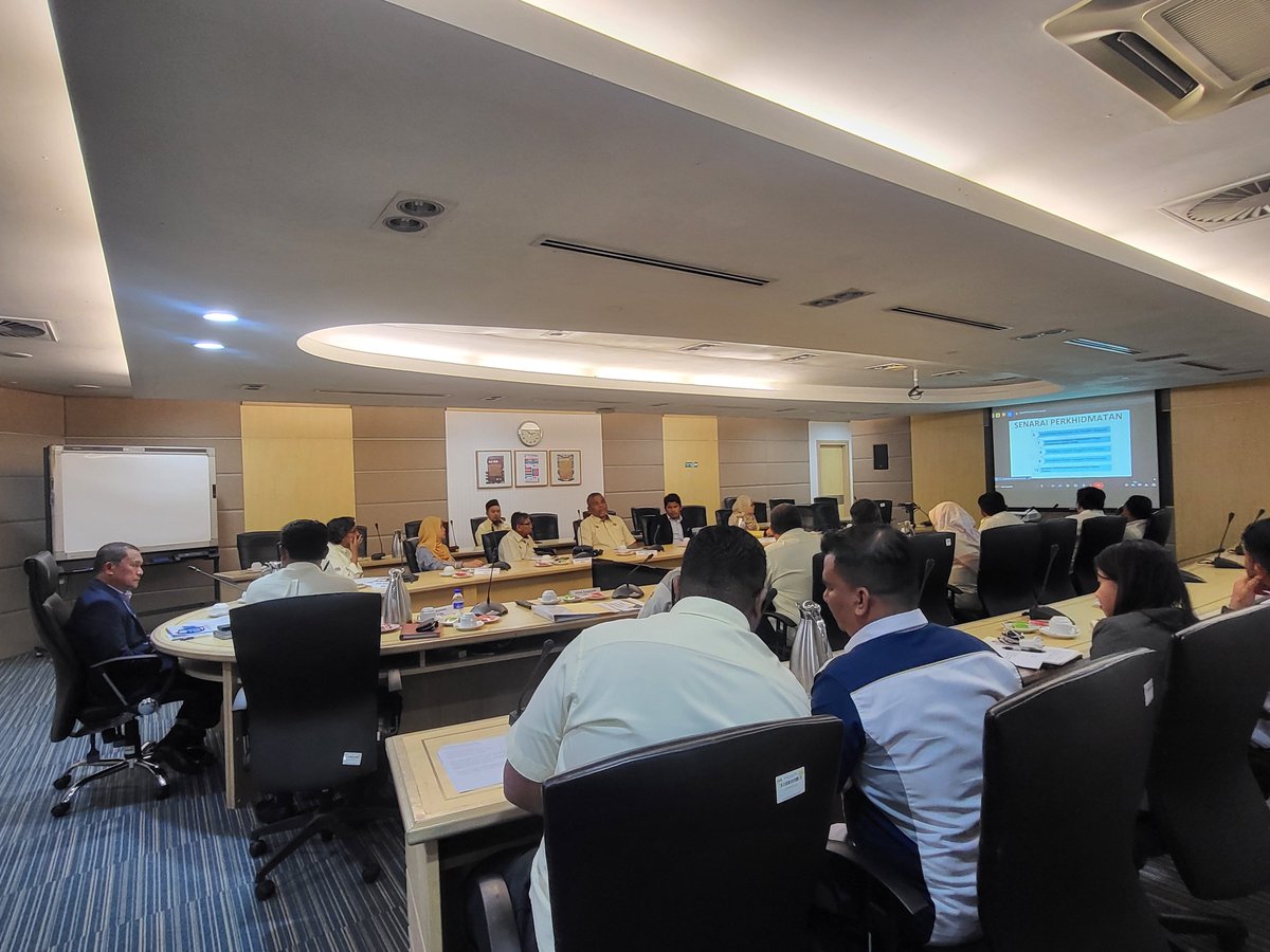TkpkrBangunan's tweet photo. 4 Nov 2024 - Kunjungan Hormat dan Lawatan Kerja YBhg Dato' @IEsa2018, TKPKR (Sektor Bangunan) ke @csfbjkr Taklimat oleh Pengarah CSFB tentang operasi, bidang tugas dan beban tugas semasa CSFB sebagai satu cawangan yang penting di bawah sektor bangunan. https://t.co/PIXF5OqvIU