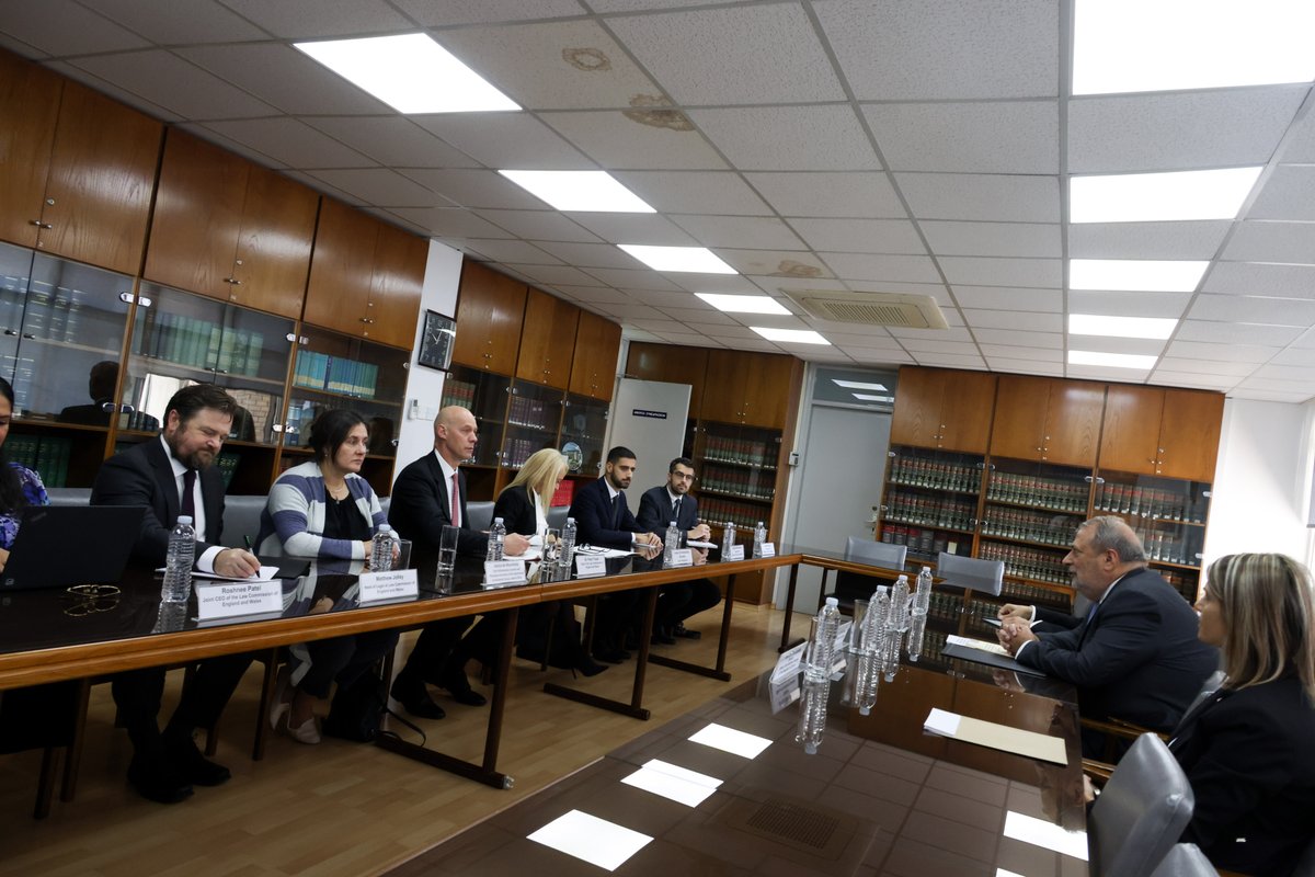 Συνάντηση των επικεφαλής της Νομικής Υπηρεσίας <a href="/SavvidesGL/">George L. Savvides</a> <a href="/AngelidesSavvas/">Savvas Angelides</a>  με αντιπροσωπεία από το Law Commission of England and Wales