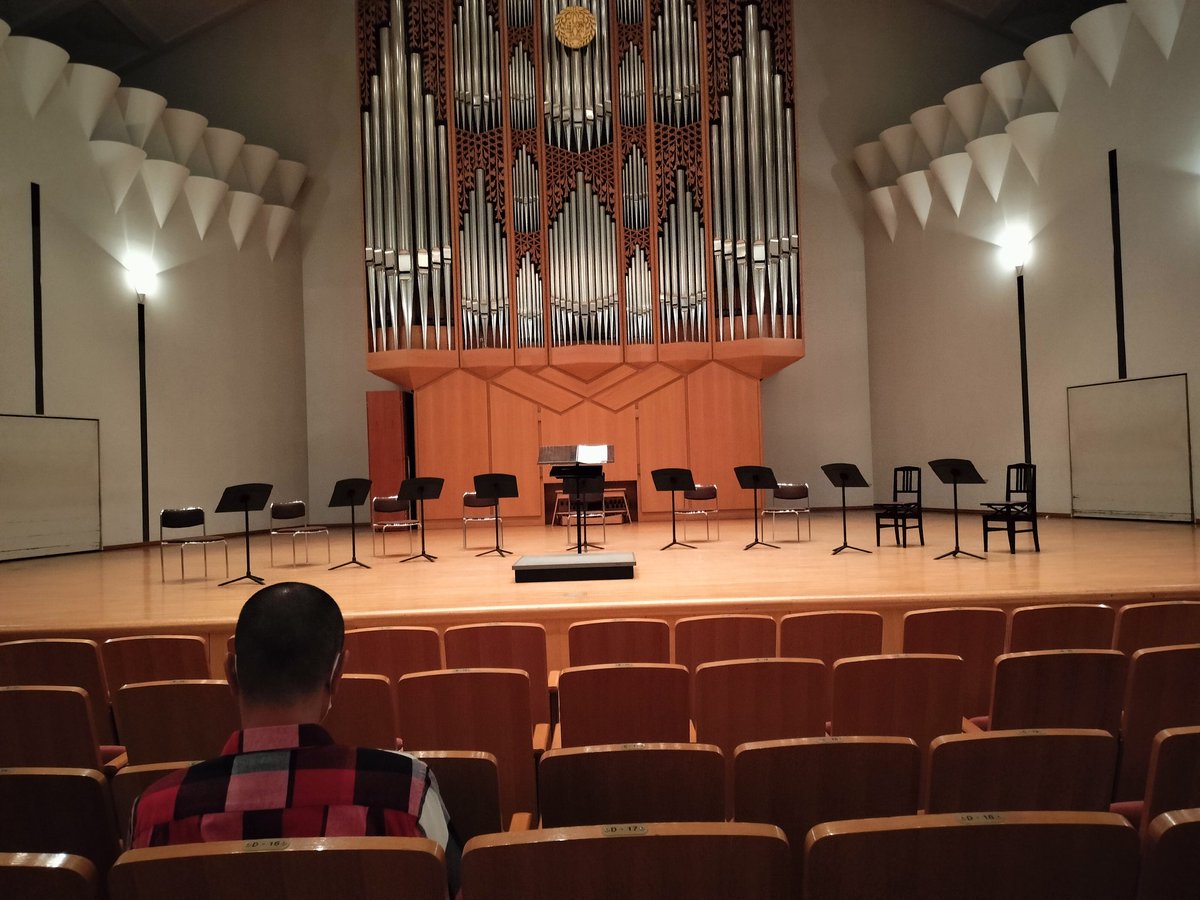 わたる_Clarinet (@takabada) on Twitter photo <a href="/soai_Clarinet/">相愛クラリネットオーケストラ</a>
演奏会休憩中
スリーラテンダンス ハイケティック
3楽章の出だしのバス3rd
最後の混沌盛り上がりしびれました
二本のクラリネットのためのソナチネ葛西竜之介
第三楽章の(BbとA)印象的
全体通じて佳い曲たち
ウェントス 石毛里佳
黒ドレスお姫さまたちの
とても洗練された風でした <a href="/soai_Clarinet/">相愛クラリネットオーケストラ</a>
演奏会休憩中
スリーラテンダンス ハイケティック
3楽章の出だしのバス3rd
最後の混沌盛り上がりしびれました
二本のクラリネットのためのソナチネ葛西竜之介
第三楽章の(BbとA)印象的
全体通じて佳い曲たち
ウェントス 石毛里佳
黒ドレスお姫さまたちの
とても洗練された風でした