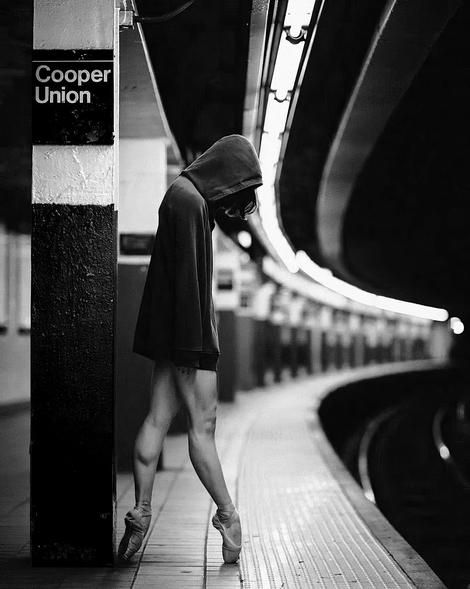 cameralab21's tweet photo. Israel Castillo - Ballet Dancer Waits for the Subway https://t.co/87GEjB0qxj