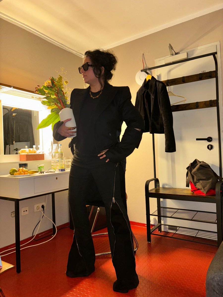 "Butterflies freak me out. Have you seen their face? It's very scary"
Start your week with this very entertaining chat with <a href="/arooj_aftab/">arooj aftab</a>, featuring Jon Hamm, smoking, bad dancing, freaky butterflies, Men In Black: International &amp; much more. It's a freebie: thenewcue.substack.com/p/the-new-cue-…