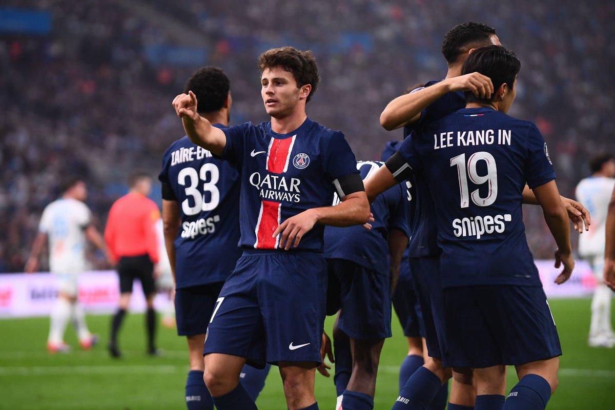 VibesFoot's tweet photo. Les 𝗟𝗘𝗔𝗗𝗘𝗥𝗦 des 𝗚𝗥𝗔𝗡𝗗𝗦 𝗖𝗛𝗔𝗠𝗣𝗜𝗢𝗡𝗡𝗔𝗧𝗦 🥇🇪🇺

🇪🇸 Liga : FC Barcelone (33 pts)

🇫🇷 Ligue 1 : PSG (26 pts)

🏴󠁧󠁢󠁥󠁮󠁧󠁿 Premier League : Liverpool (25 pts)

🇮🇹 Serie A : Naples (25 pts)

🇩🇪 Bundesliga : Bayern Munich (23 pts) https://t.co/VFx64s7g2z