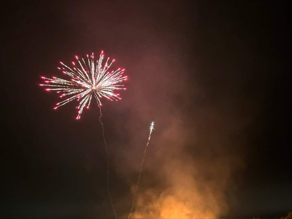 Karenbruce's tweet photo. Fantastic bonfire and firework night @EastArdsleyCC  supported by  Ardsley and Robin Hood councillors @RenshawKaren @CllrSHC
Many thanks to all involved in organising.@Leeds_Labour https://t.co/V5DJdvIA2a