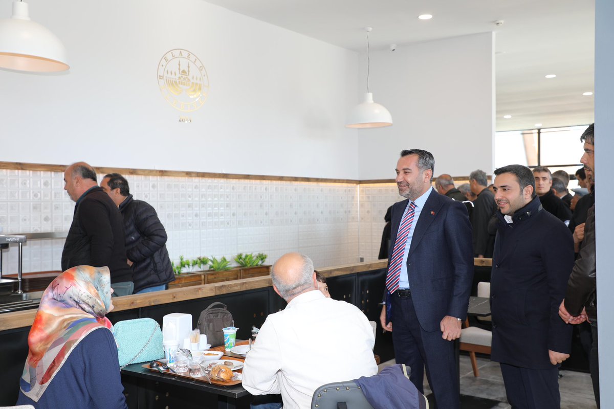 sahin_serifoglu's tweet photo. Sosyal Belediyecilik kapsamında; 

ekonomik olmasının yanında kaliteli yemekleri ile her kesime hitap edecek, tam donanımlı, modern, şık ve geniş iç tasarımı ile misafirlerini ağırlayacak olan  Şehir Lokantamızın açılışını gerçekleştirdik.

Şehrimize hayırlı olsun. https://t.co/VSENwLK4ij