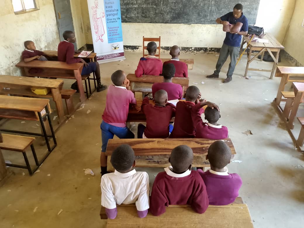 Nafgemtz's tweet photo. NAFGEM tumetembelea shule ya msingi Partimbo wilayani Kiteto Mkoani Manyara na kutoa elimu juu ya madhara ya ukeketaji na ukatili kwa watoto.
#tokomezaukeketaji #tokomezaukatilikwawatoto
#Materra #NAFGEM https://t.co/kJRjSetou3