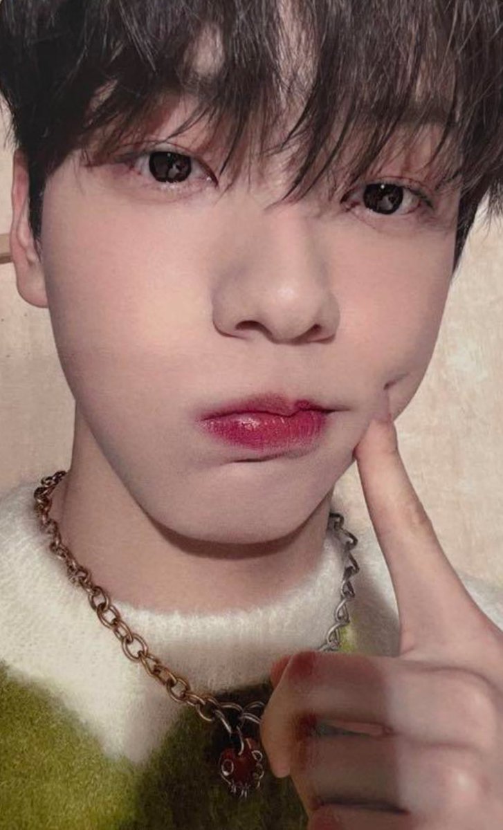 bffs4gyu's tweet photo. when you're in a "who has the best photocards in kpop" competition and the inventor of photocards choi soobin pulls up (immediate loss) https://t.co/5iKbASn1L5