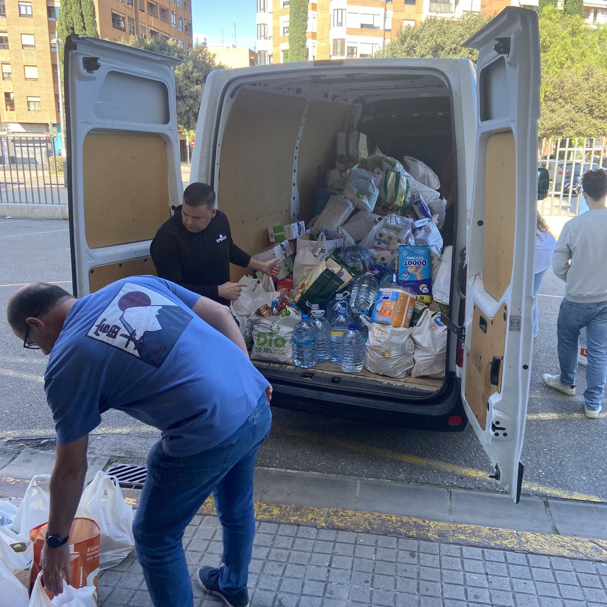 El Centro Juvenil Entre Amics y el Colegio Salesianos San Juan Bosco de Valencia junto a AMPAS colaboran en la recogida de productos de primera necesidad para las personas damnificadas por la catástrofe de la DANA. <a href="/CJSEntreAmics/">CJS Entre Amics</a> @dnivalenciaa