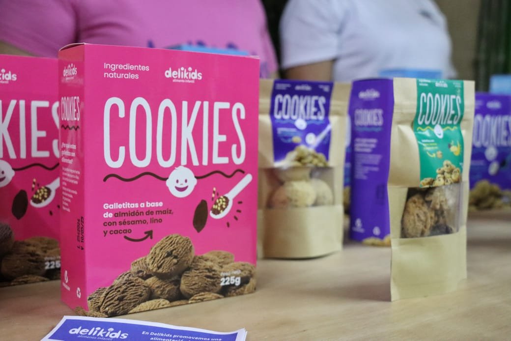 robertoperezpy's tweet photo. 🍪 Delibebé & Kids alimentos infantiles nutritivos

Trata de un emprendimiento de alimentos para niños, con ingredientes ecológicos, promoviendo una nutrición saludable y natural con altos estándares de calidad y tecnología.

Patricia Paredes, propietaria de Delibebé & Kids, comentó que con su trabajo busca ingresar al mercado uruguayo.

"Es un emprendimiento que surgió a partir de mi maternidad, hacemos alimentos para bebés y niños hasta los 5 años", comentó.

"Ofrecemos comiditas, tenemos todo para que los padres o cuidadores puedan descongelar en ollitas, microondas, como mejor les parezca", indicó.

"Tenemos como 30 variedades; guisos de arroz, polenta con carne, lasaña, milanesitas, todo con ingredientes naturales, sin conservantes", alegó.

"Las galletitas son sin grasas trans, tiene semillas, no tienen azúcar, están endulzadas con frutas", explicó.

#PPpy #650AM