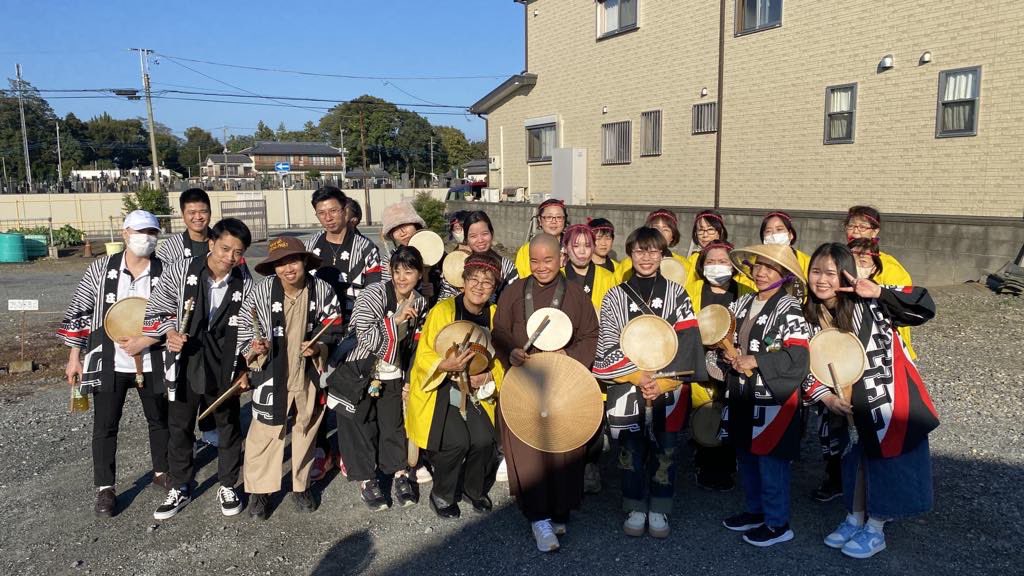 ThichTamTri's tweet photo. 11/2日に大雨でした。11/3に晴れて本庄市や児玉町でベトナム🇻🇳チームでハッピを着て地元の秋祭りに参加して、こうやって地域の中で人々と触れ合いながら有意義な一日でした。ベトナム人の若い信者さんは多くの方々と交流することができて楽しかったです。 https://t.co/eCVDDJP7BL