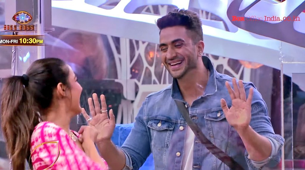 jaslyxsadia's tweet photo. The way they were smiling with tears in their eyes on seeing each other aftr a month was such a blissful moment &amp; one of the best thing to see♡
@jasminbhasin @AlyGoni
 
4YRS JASLYs BB REUNION
#JasLy #JasLyiansDay https://t.co/A2hA7Wiint