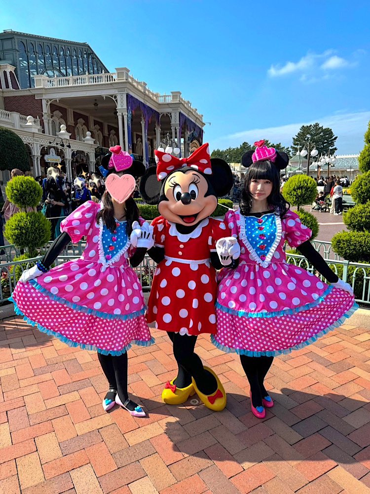 パルパルミニーでした🩷今年の仮装インは1回だけだったけど楽しかった✨
今まで一度も当たったことなくて幻だと思ってたエントグリ初めて当たった…！！！友達の分の衣装も私が作成したんだけど、ミニーちゃんにたくさん褒めてもらえました🥰
#Dハロ仮装
#Dハロ仮装2024