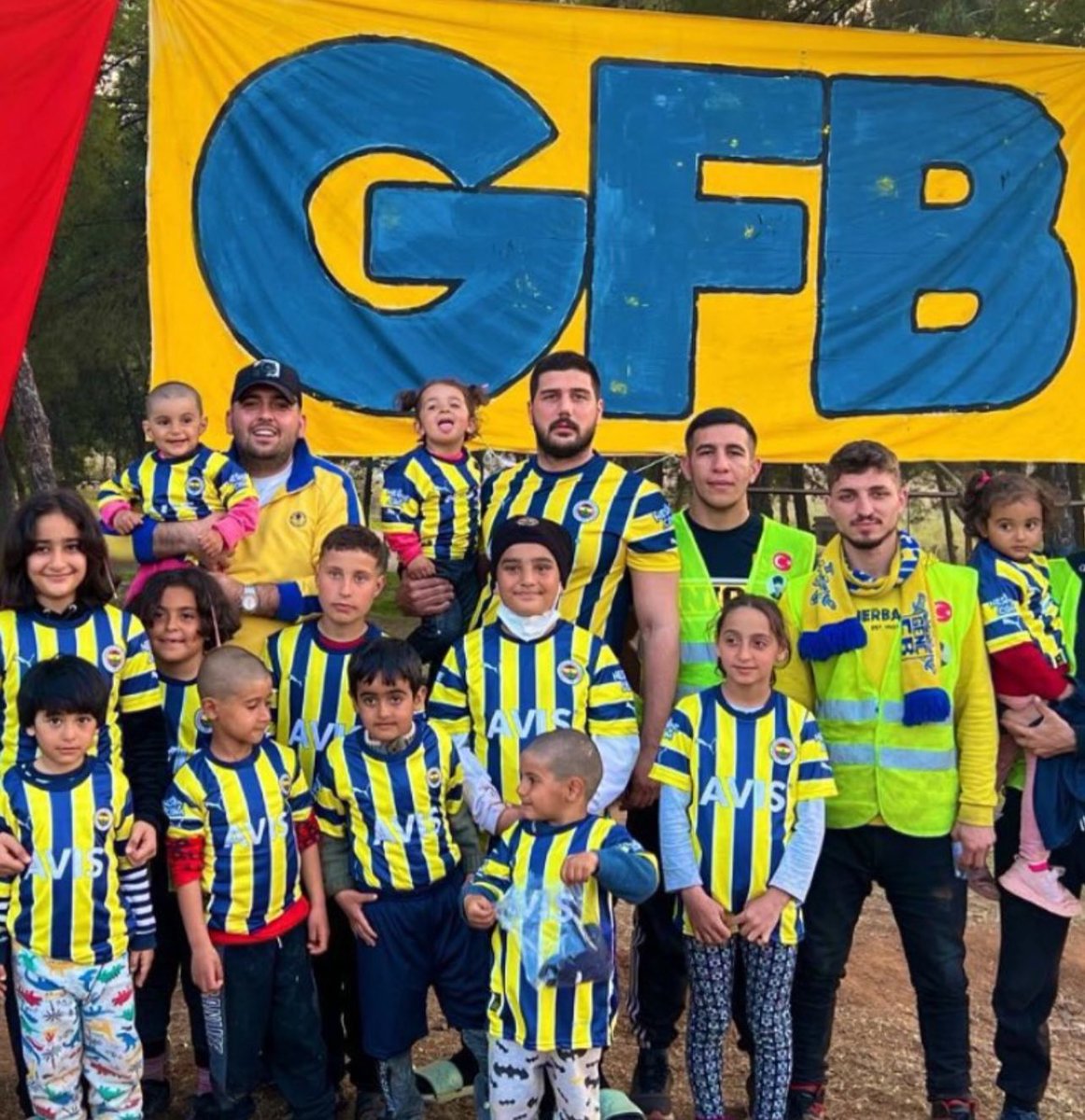 Cem abimiz her zaman kardeşlerinin ve Fenerbahçesinin yanında durmuş gerektiğinde düşünmeden kendini öne atmıştır. Biz sadece bir taraftar grubu değil bir sivil toplum örgütüyüz Cem Abimiz önderliğinde her toplumsal olayda elimizi taşın altına koyan bir grubuz.