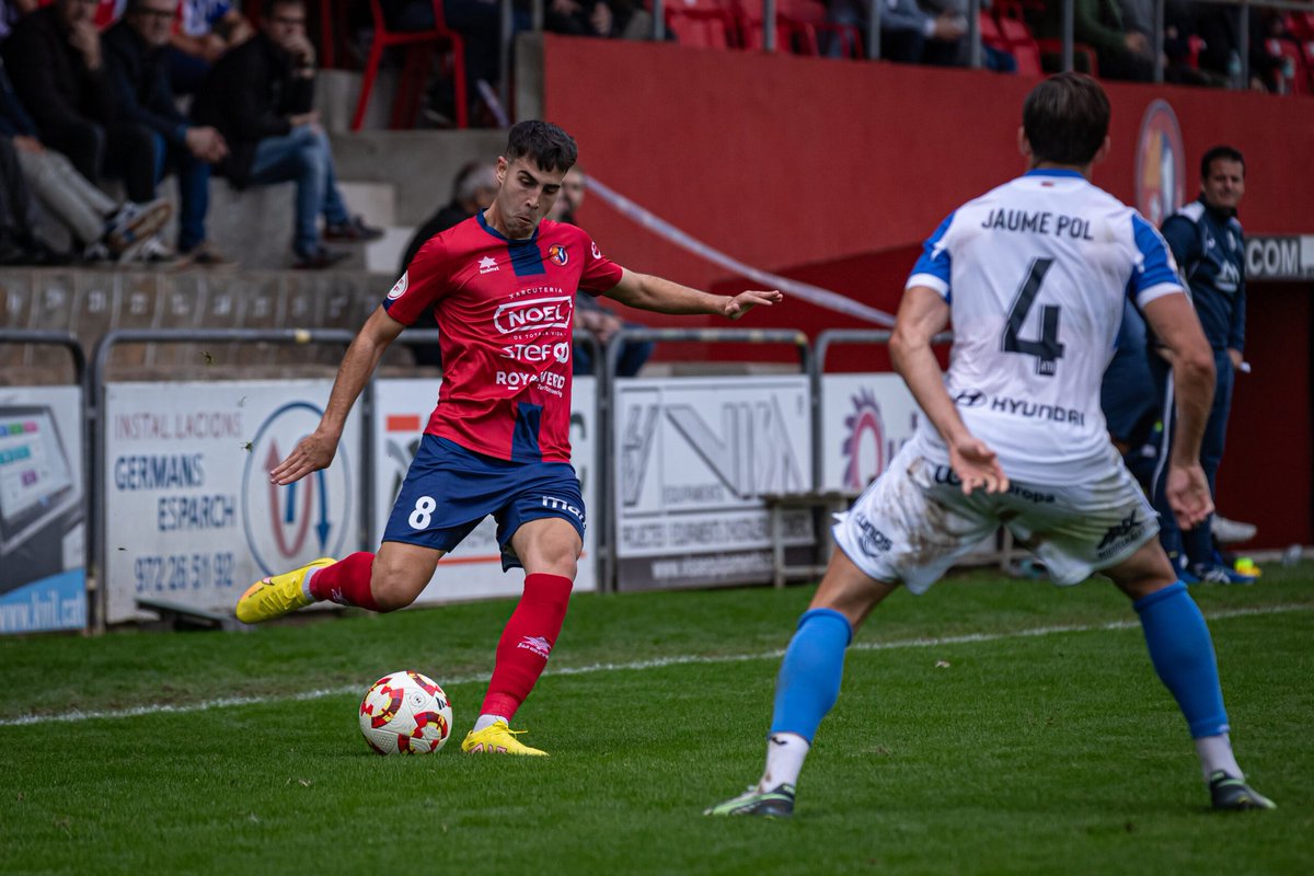 UEO1921's tweet photo. 🔙 @davidlo_8 

🙌 Contents de veure't a la gespa després d'un mes i mig fora de combat per lesió 

🕹️ I com a lateral dret, solució d'emergència per posar bones centrades a l'àrea! 

#OlotBalears #2RFEF3 #TornemAmbTu https://t.co/XQciQx6o7x
