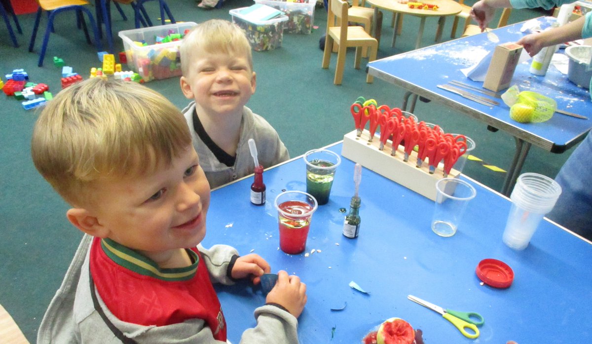 LancsLibraries's tweet image. Rawtenstall Library&apos;s cool chemists took part in different science experiments to celebrate National Chemistry Week 
#RawtenstallLibrary #ChemistryWeek @RoySocChem