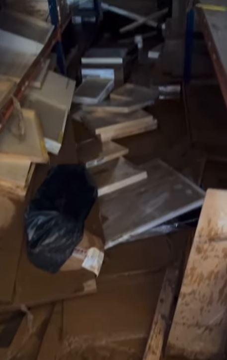 Mkt4eCommerce's tweet photo. En un vídeo, su CEO y fundador explica que la riada destrozó su almacén, acabó con gran parte de su stock y daño mobiliario y material de oficina:

"Todo está arruinado"
👇 https://t.co/ttUYzm1ZCp