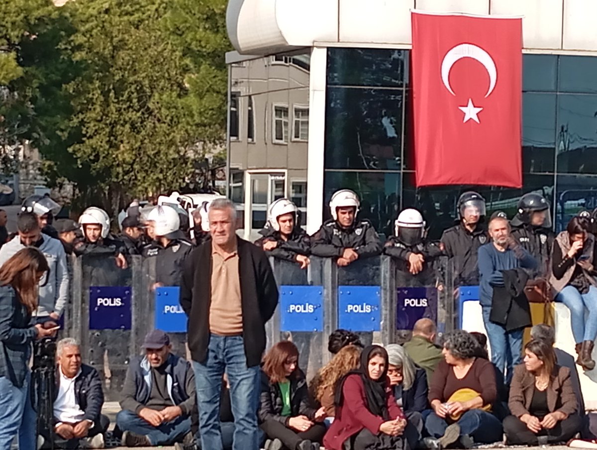 ergul_M_'s tweet photo. Sn Kıymetli Vekilerimizle beraber irademizin Teceli etiği Yerdeyiz #TümKürdHalkı olarak Gaspçı zihniyetine karşı direnmeye Devam.."@AhmetTurkDEM'

@Saliha_Aydeniz  @BeritanGns
@eczozgurozel @omerrocalan
@tuncerbakirhan @TulayHatim @DEMGenelMerkezi 

#KayyumaGecitYok ✌️ https://t.co/LCJzN3afw5