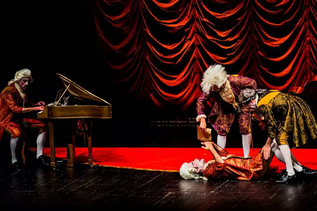 YA A LA VENTA - 'Maestrissimo' 🎻
<a href="/yllanaoficial/">Producciones Yllana - Oficial</a> llega al <a href="/Teatro_Infanta/">Teatro Infanta Isabel</a> con este espectáculo en el que descubrirás lo divertidísima que puede llegar a ser la música clásica. Y si quieres más alicientes, ¡consigue un descuento del 25% pinchando aquí!👉 bit.ly/4f7P4KN