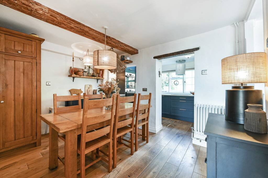 TodAnsteeProp's tweet photo. This beautifully appointed #GradeIIListed cottage, situated at the foot of the #SouthDowns with wonderful far-reaching farmland views in the hamlet of West Stoke, is on the market. ⭐️ #propertyforsale #ukproperty #todanstee https://t.co/xmkCxkQ6NH https://t.co/5YEqmt9PLJ