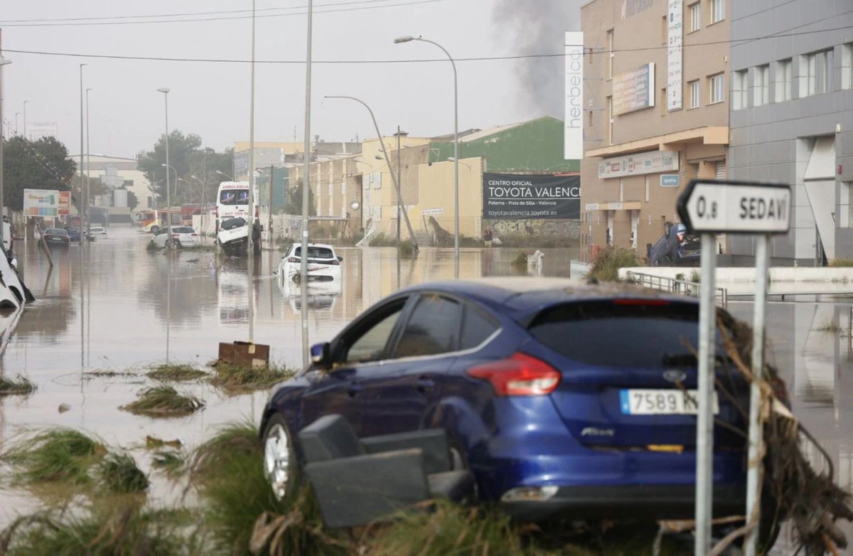 The scences from Valencia were awful last week, horrific.

It happens to be the home of @octopusenergy in Spain (<a href="/OctopusEnergy/">Octopus Energy</a>ES).

This is the street where our main warehouse/depot is - and I'm going to share some of the messages from our team there. It's soberingly awful

1/n