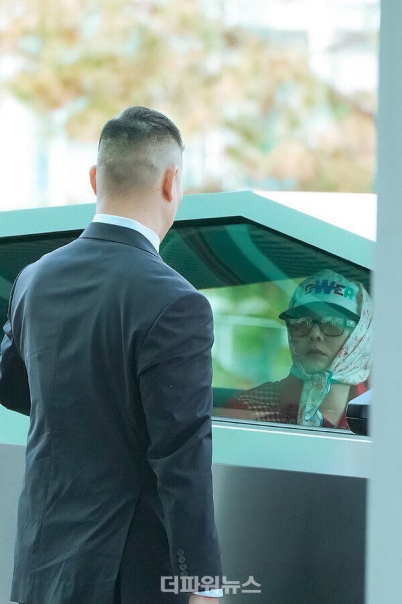 This is like a scene from kdrama, like rich ahjumma finally found his adeul that she lost for so many years ago.